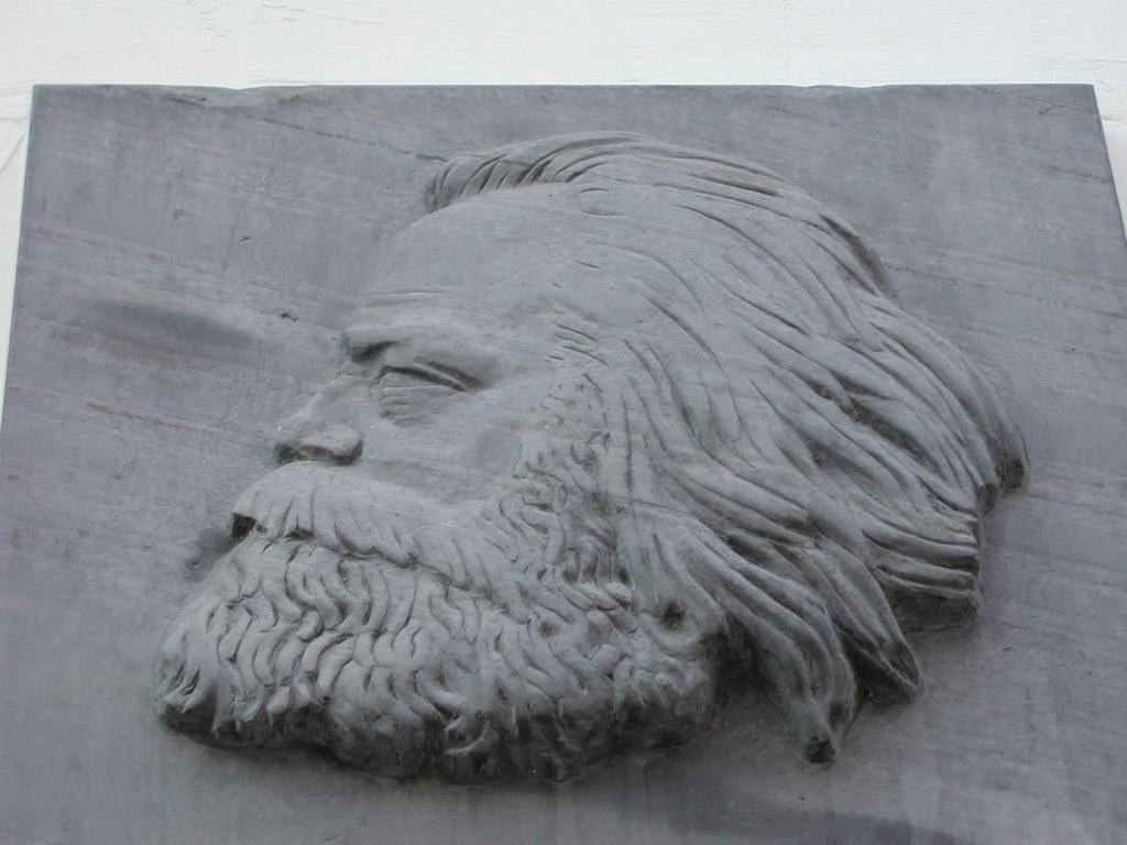 Karl-Marx-Trier-Kunstwerk-aus-Sandstein.jpg