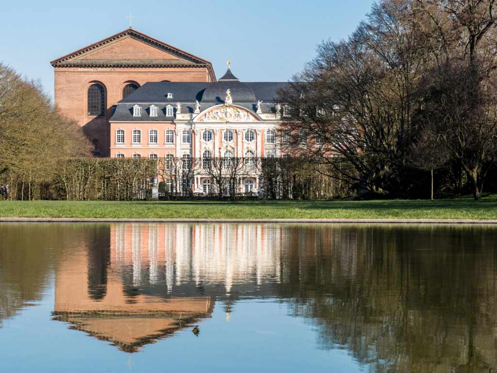 Kurfuerstliches-Palais-Trier-Konstantin-Basilika-Blick-Palastgarten.jpg