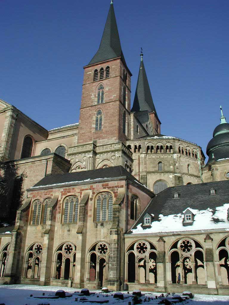Liebfrauenkirche-Trier-Blick-vom-Dom-Innenhof.jpg